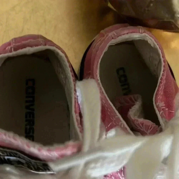 LITTLE GIRLS DISTRESSED PINK CONVERSE SIZE 6 GUC - Picture 4 of 7